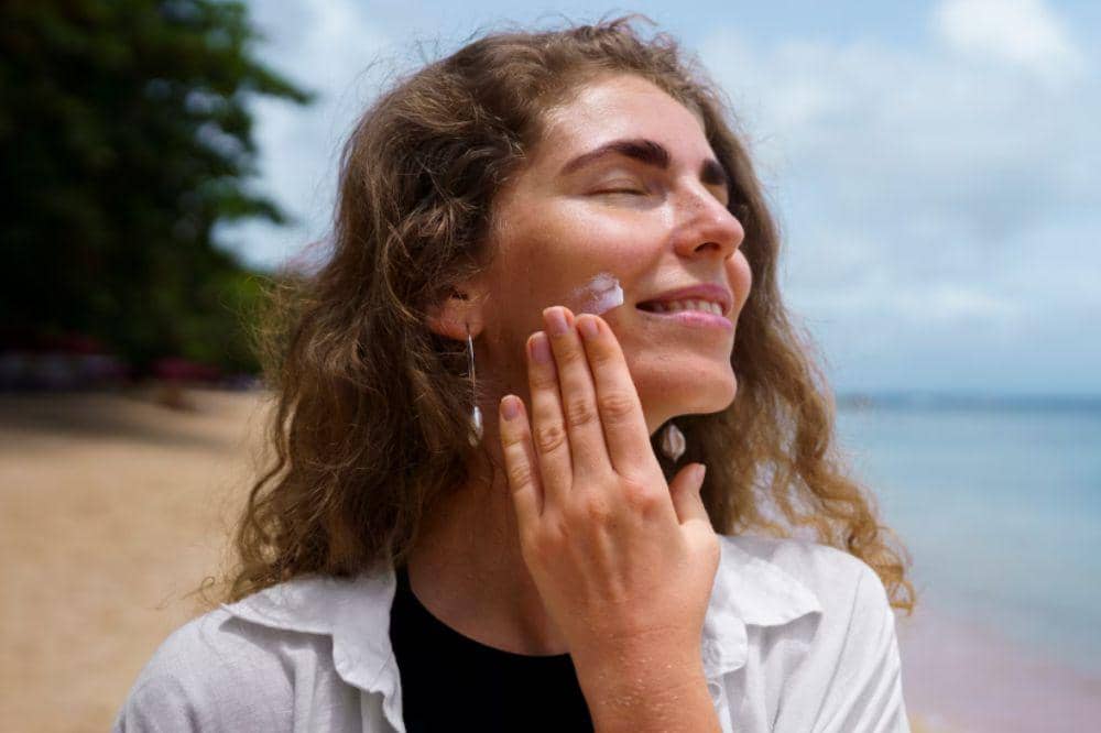 Ini Panduan Merawat Kulit Sensitif dan Hiperpigmentasi saat Musim Panas (1).jpg