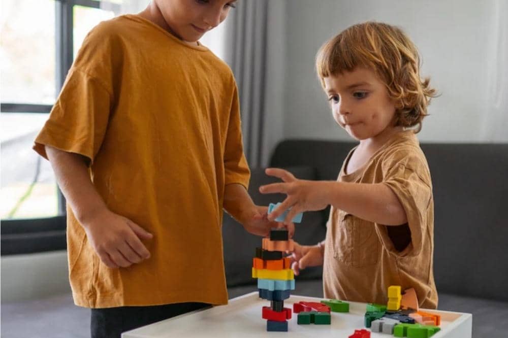 Anak membangun blok mainan