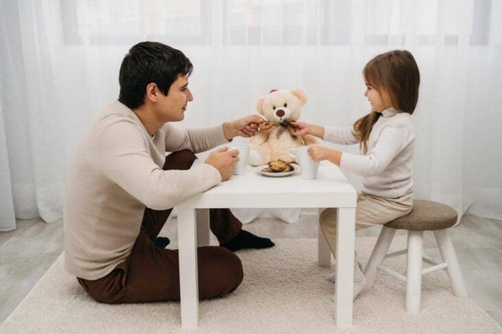 Papa dan anak bermain boneka