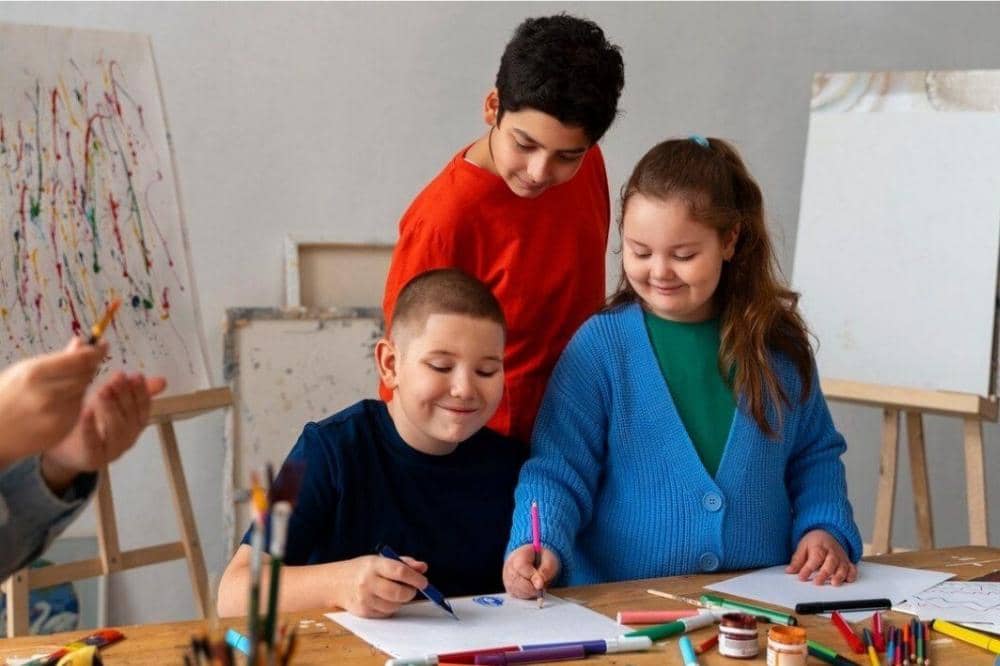 Anak sedang melukis di kanvas