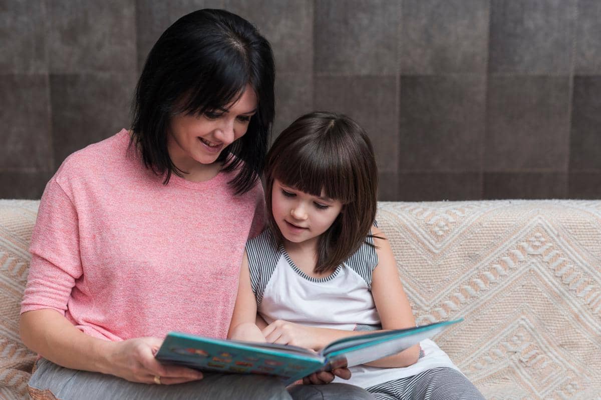 gambar orangtua sedang membacakan cerita untuk anak