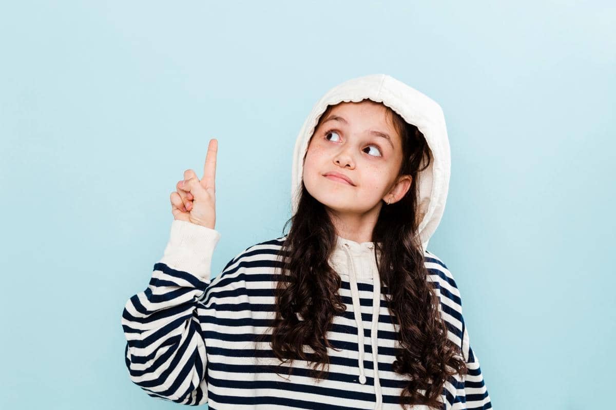 gambar anak jaket hitam putih berpose ide