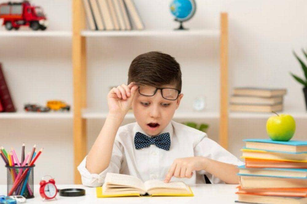 Anak fokus membaca buku