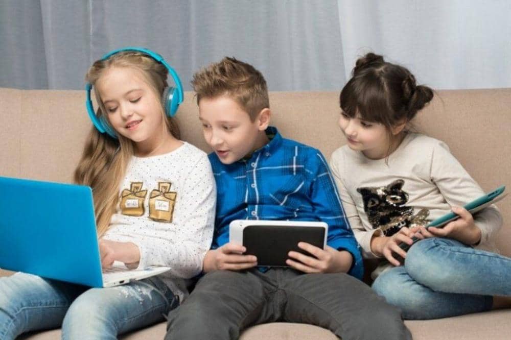 Anak-anak sedang bermain gadget