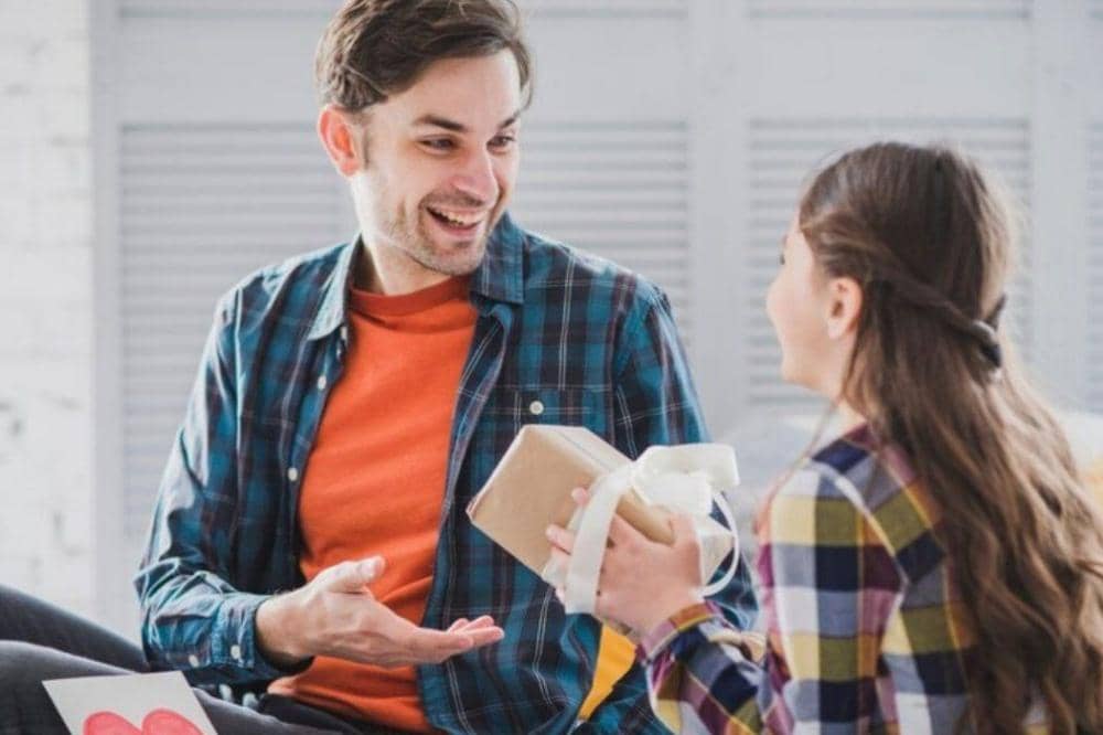 Pelaku child grooming memberikan hadiah