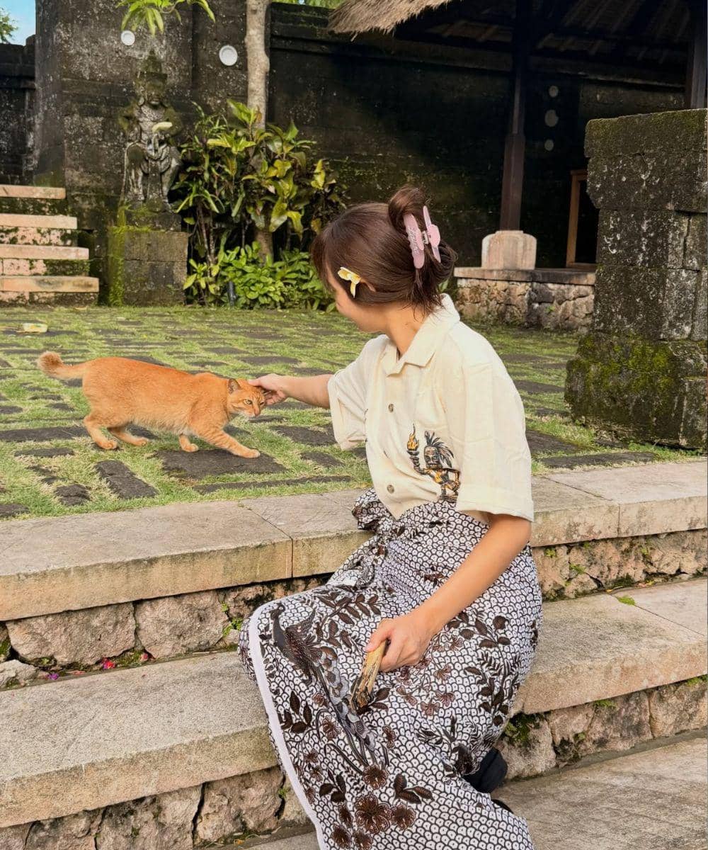 Intip Gaya Lisa BLACKPINK Liburan di Bali Pakai Jarik Batik