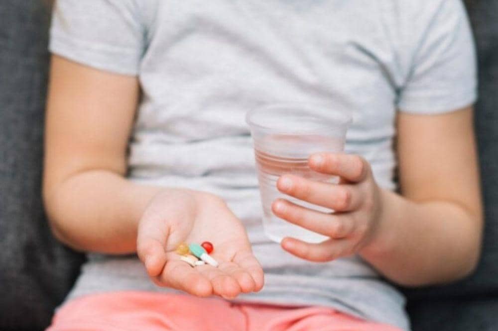 Anak memegang vitamin