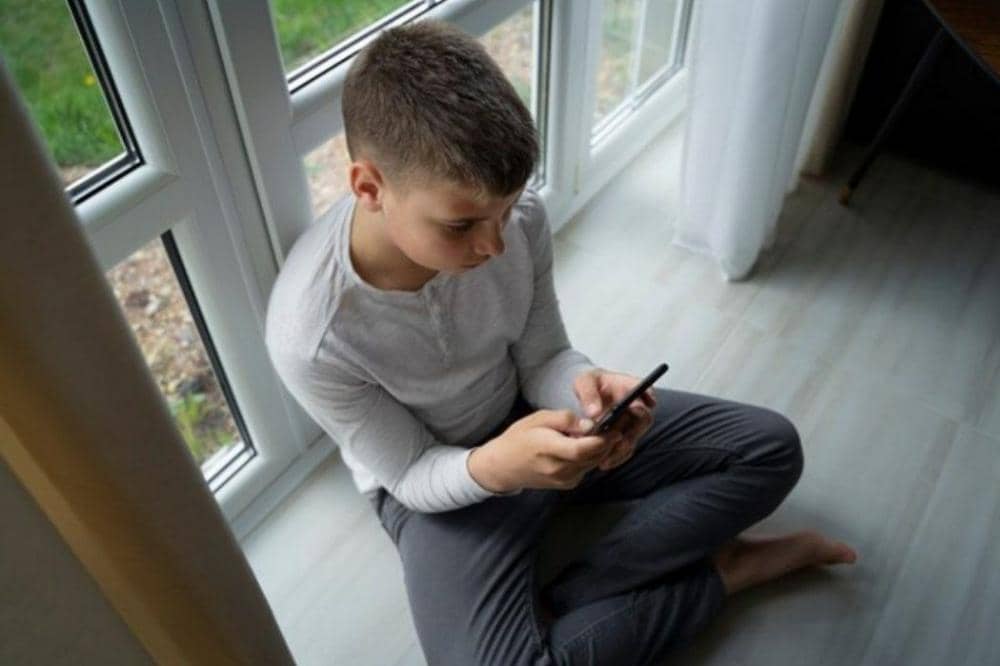 Anak mengurung diri di kamar