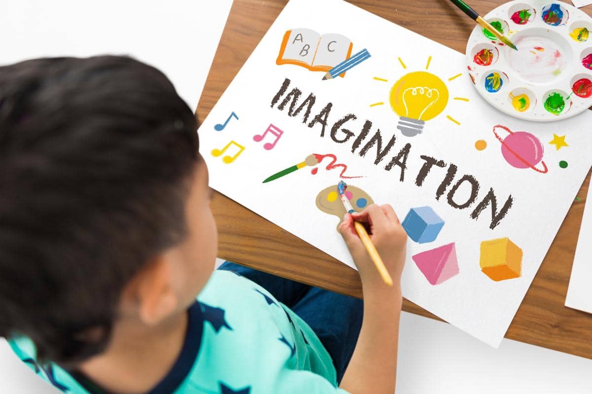 anak sedang mewarnai