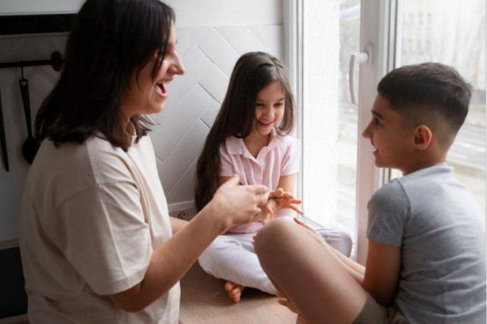 Anak berbincang dengan Mama di dapur