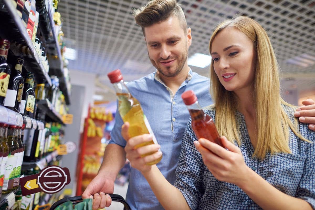 orang sedang memilih produk makanan di supermarket
