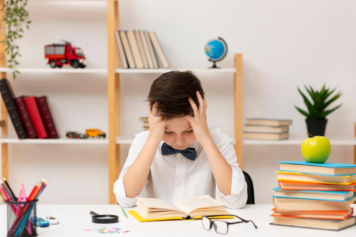 anak laki-laki sedang stres saat di rumah