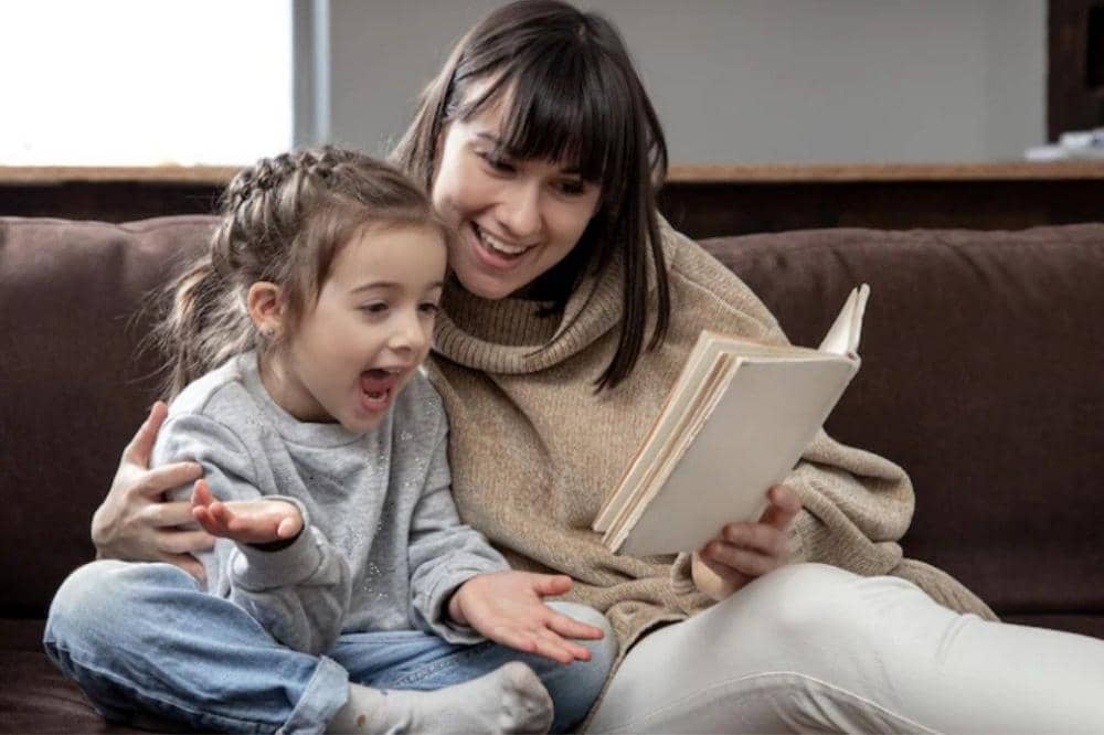 Mama dan anak membaca buku