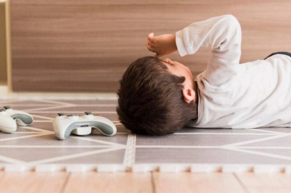 Anak kelelahan saat bermain gadget