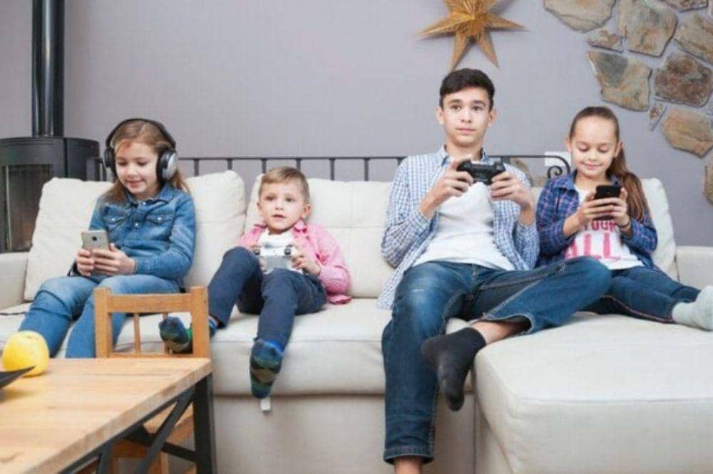 Anak-anak bermain gadget