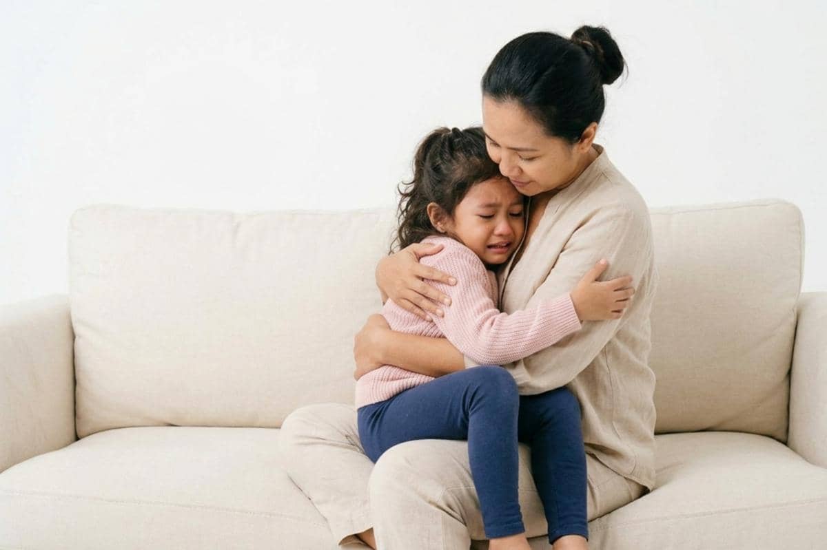 ibu sedang menenangkan anak yang menangis