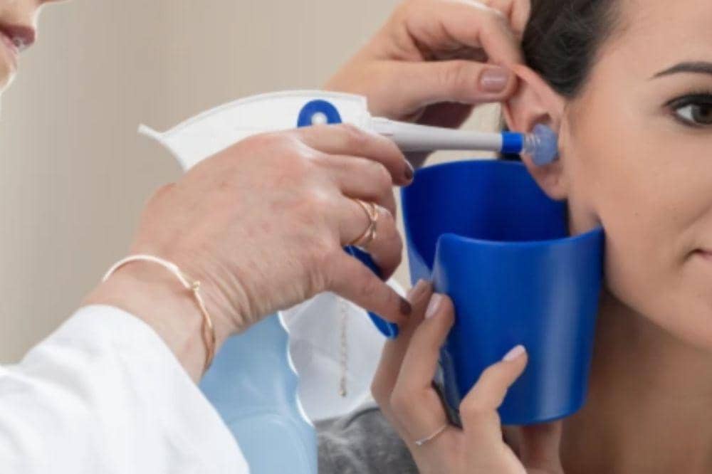 Cara Aman Mengeluarkan Kotoran Telinga Tanpa Dikorek 