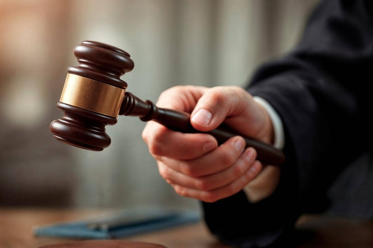 gambar orang sedang mengetuk palu