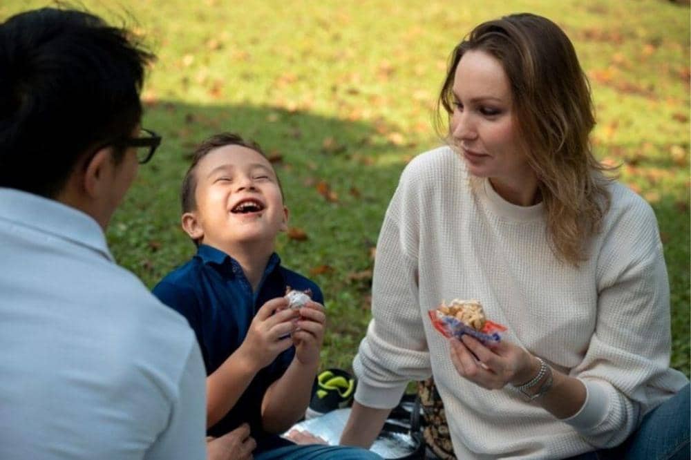 Keluarga piknik di taman