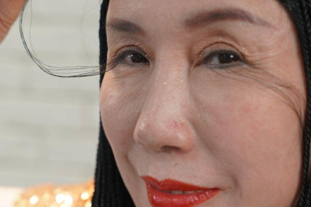 Kisah Unik Perempuan dengan Bulu Mata Sepanjang Pipi