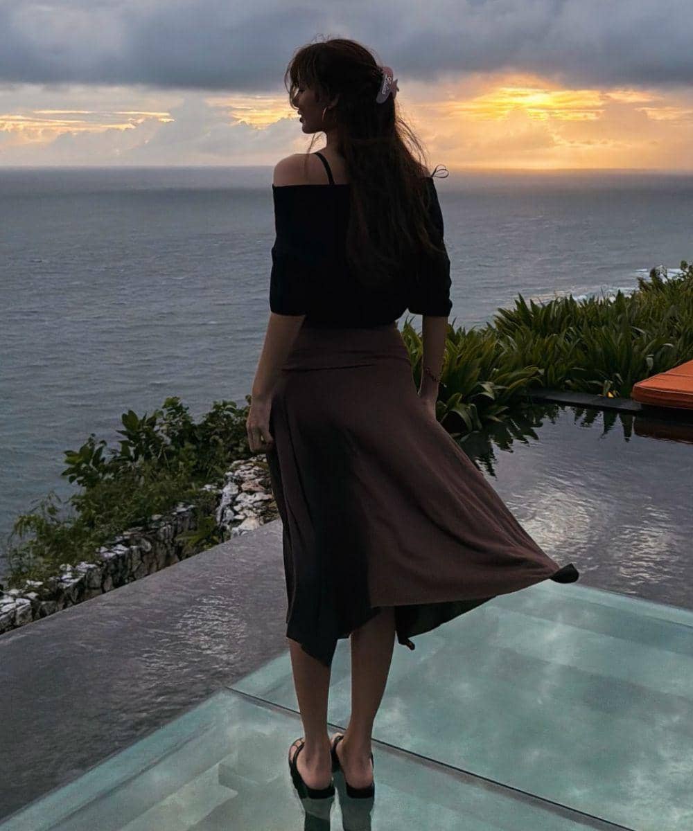 Intip Gaya Lisa BLACKPINK Liburan di Bali Pakai Jarik Batik