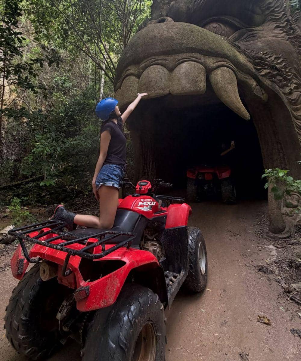 Intip Gaya Lisa BLACKPINK Liburan di Bali Pakai Jarik Batik