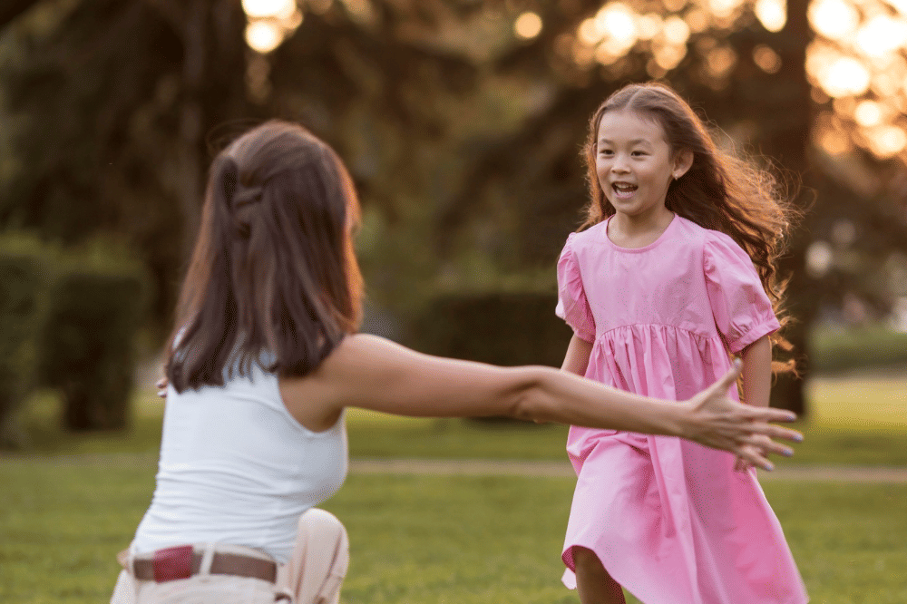 Anak dan ibu ingin berpelukan di taman 