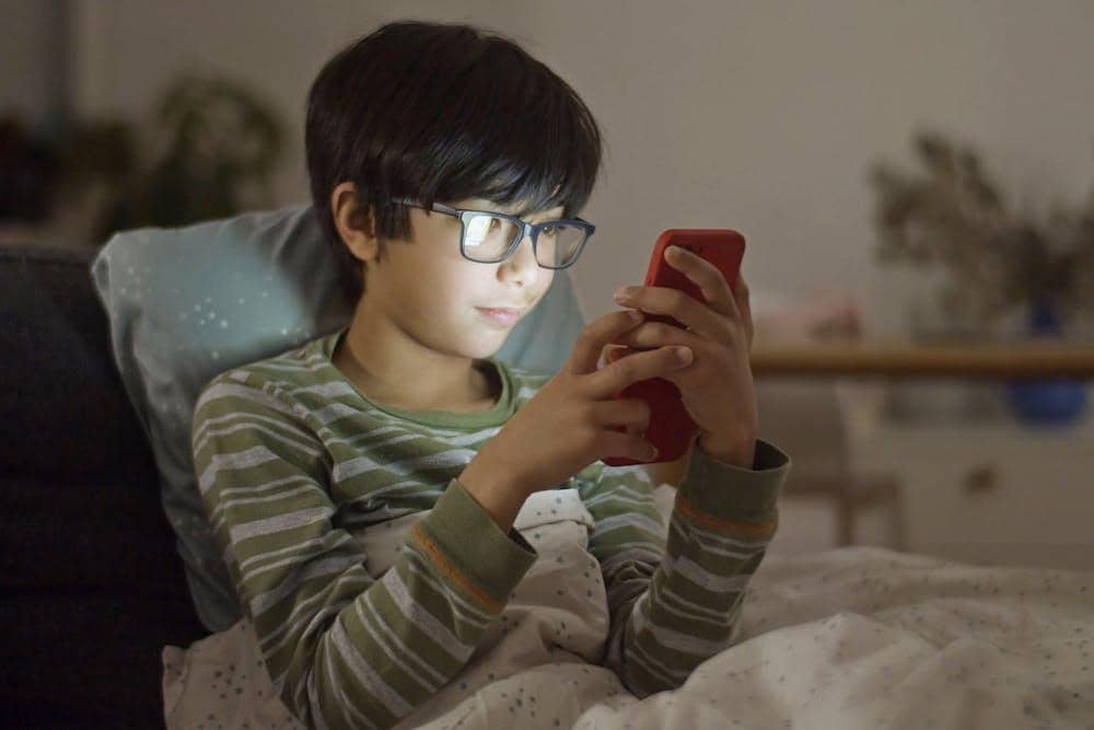 ilustrasi anak pegang handphone