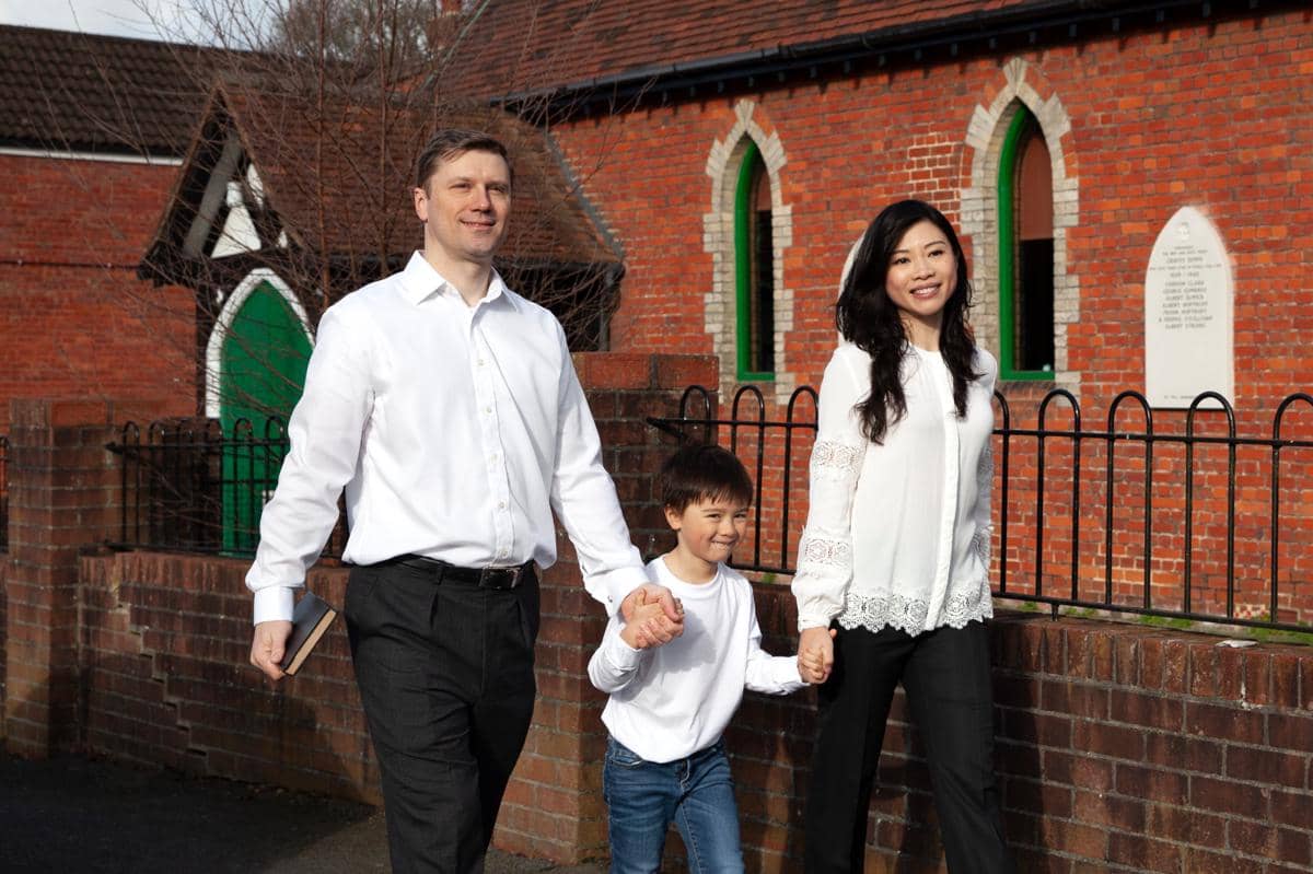 5 Outfit Keluarga untuk Jumat Agung, Stylish dan Tetap Sopan