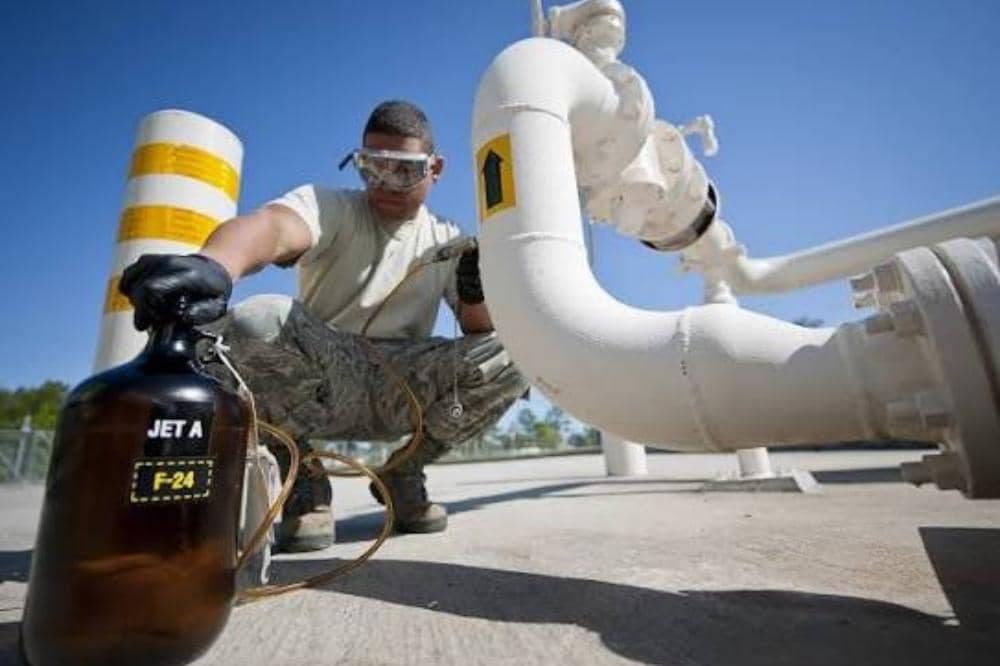 6 Jenis Bahan Bakar Pesawat yang Umum Digunakan di Berbagai Negara_20260401_093457_0002.jpg