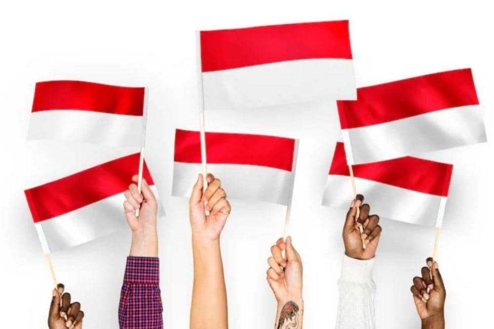 Memegang bendera merah putih Indonesia