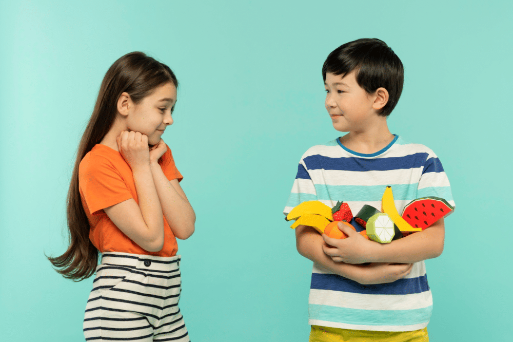 Anak perempuan dan anak laki-laki sedang berinteraksi