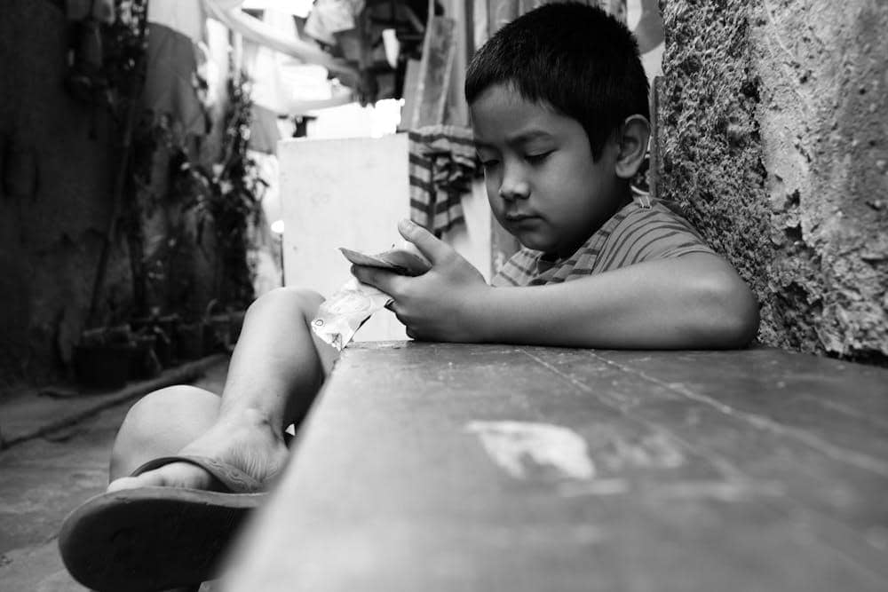 ilustrasi anak pegang handphone