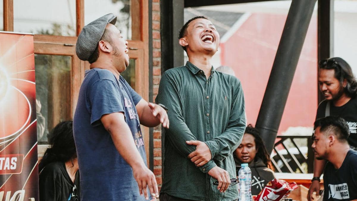 tertawa bersama