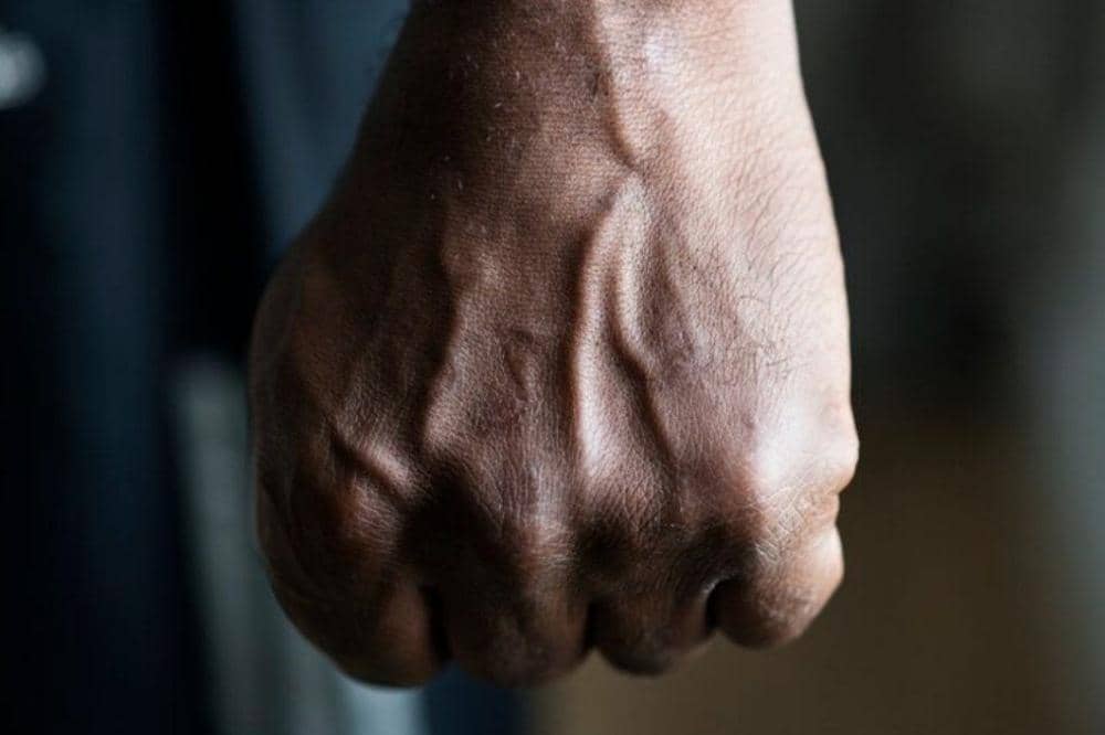 Tangan hendak memukul