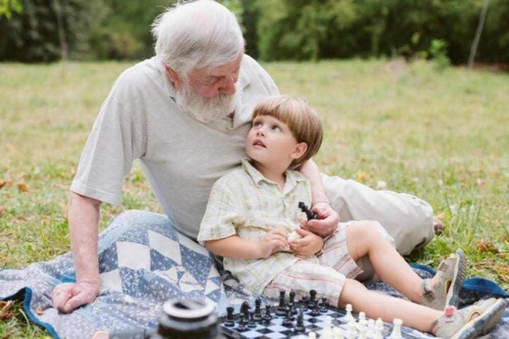 Anak bermain dengan Kakek di taman