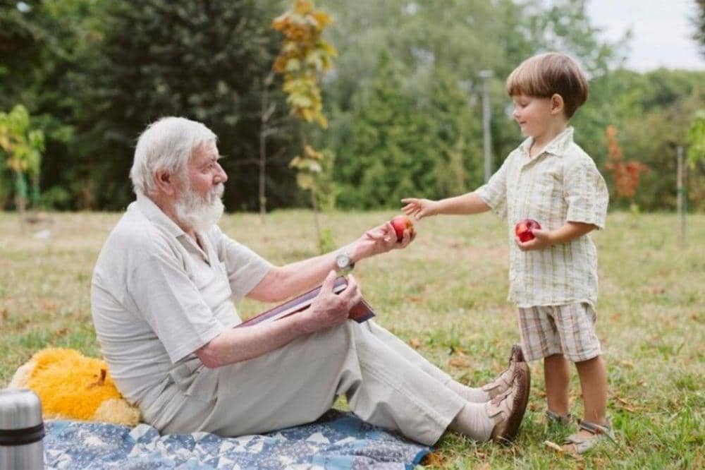 Anak menghormati Kakek