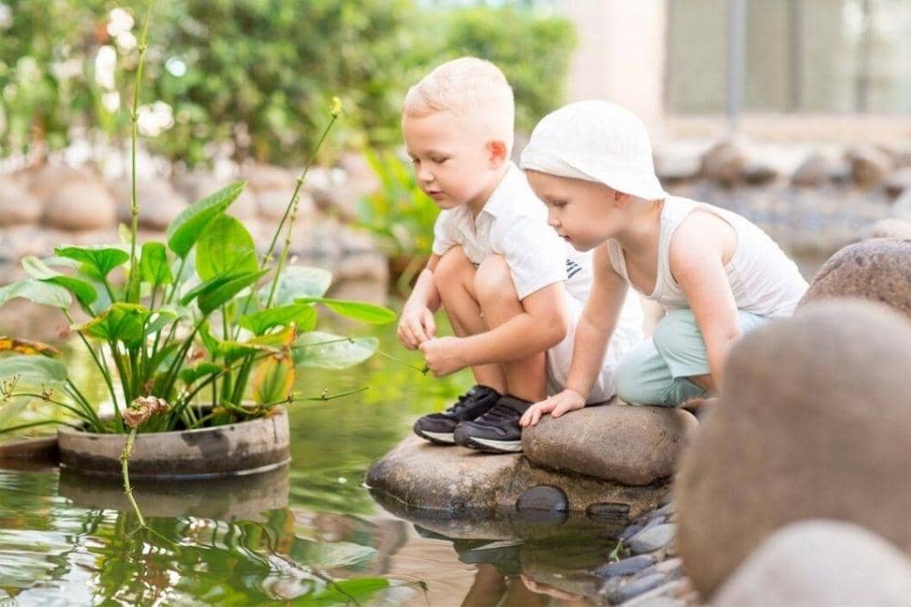 Anak melihat ikan di taman