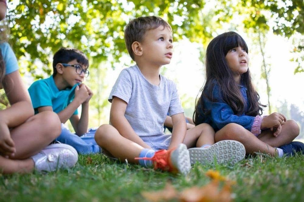 25 Etika di Tempat Umum yang Wajib Diajarkan kepada Anak