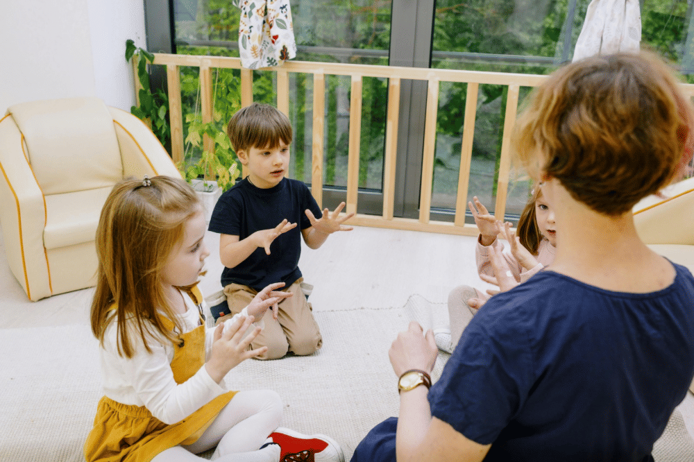  Tiga anak anak sedang berinteraksi dengan seorang guru