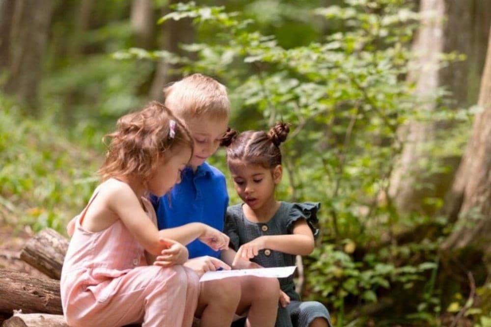 Anak belajar di alam