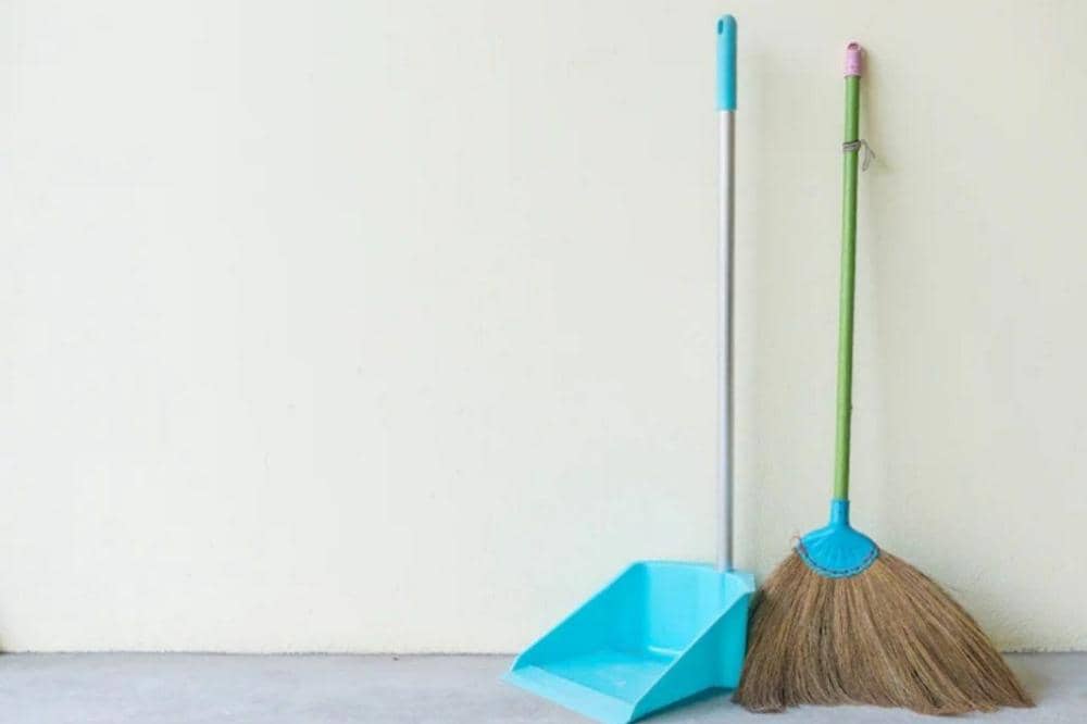 Sapu sebagai senjata ayah tiri menganiaya korban