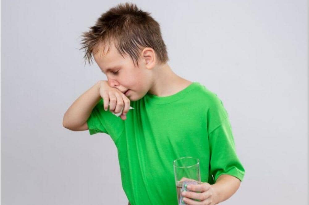 Anak sehabis muntah karena virus Cicada