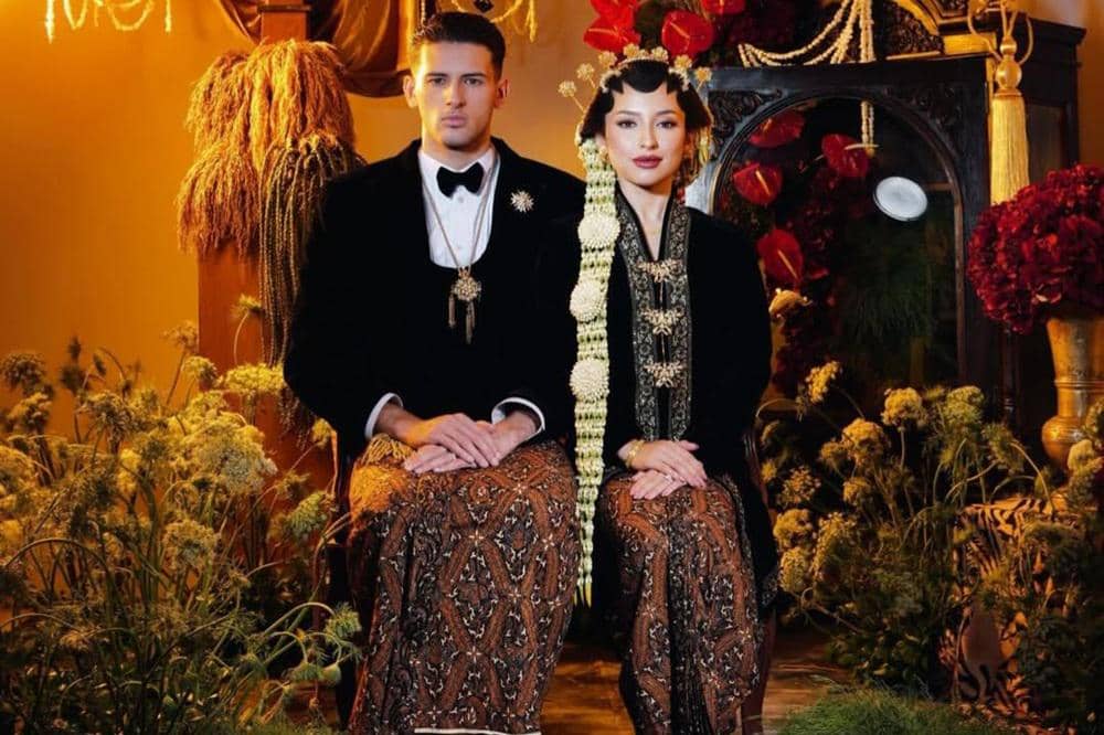 10 Potret Gaun Prewedding Jennifer Coppen, Bernuansa Jawa