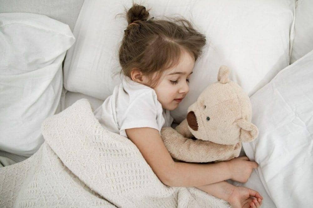 Tanda Waktu Tidur si Kecil Terlalu Malam yang Sering Diabaikan