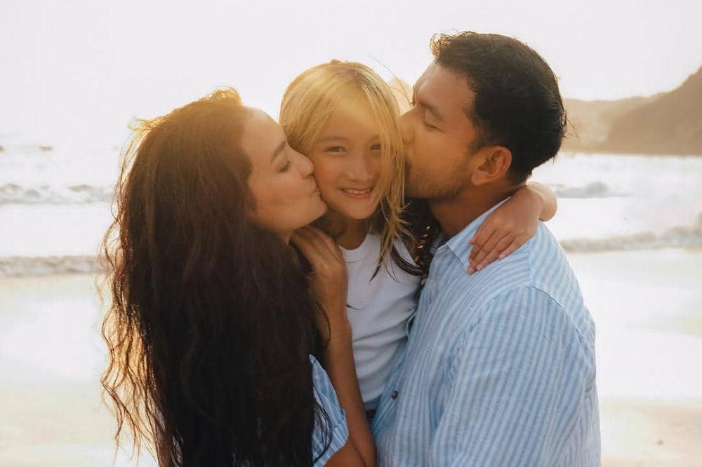 7 Potret Manis Kebersamaan Salma Jihane dengan Rio Dewanto dan Atiqah Hasiholan