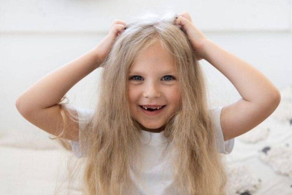 Anak menggaruk kepala