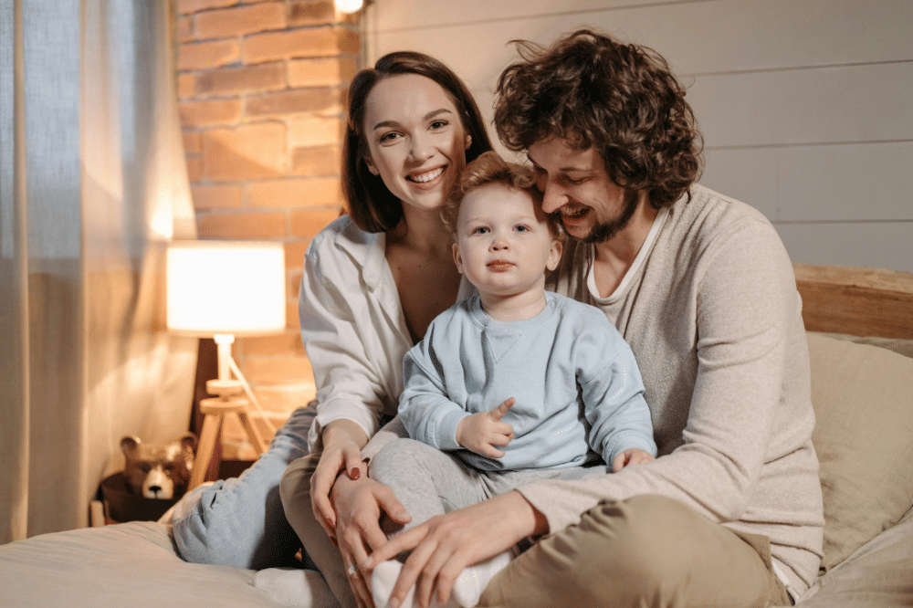 Papa, Mama, dan anak menghabiskan waktu di kamar 