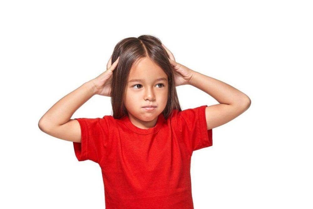 Anak menggaruk kepala