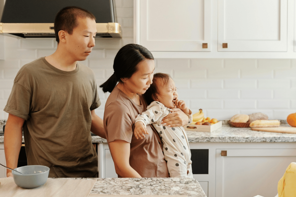 Papa menemani Mama dan anak yang menangis di gendongan